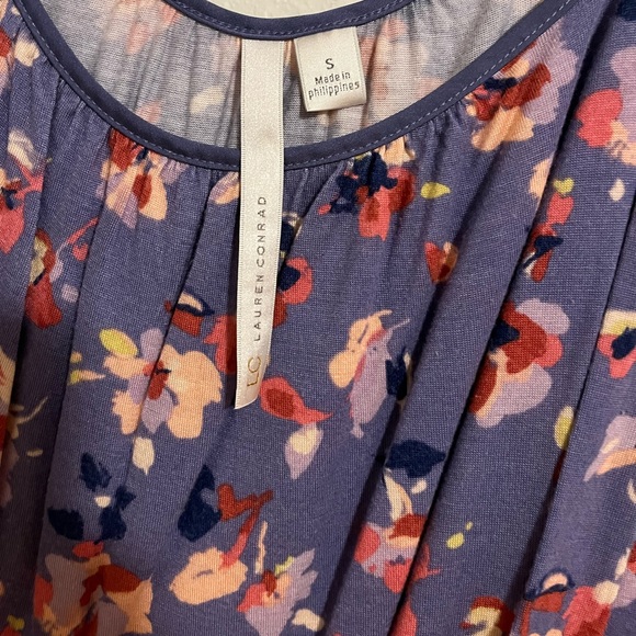 LC Lauren Conrad (kohls) top w/ shoulder cut outs - Picture 3 of 4